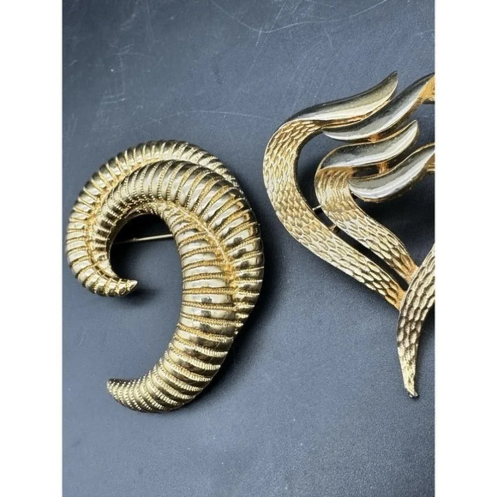 Vintage Set Gold-tone Monet Ribbed Crescent Modernist Heart Large Brooch‎ Pins